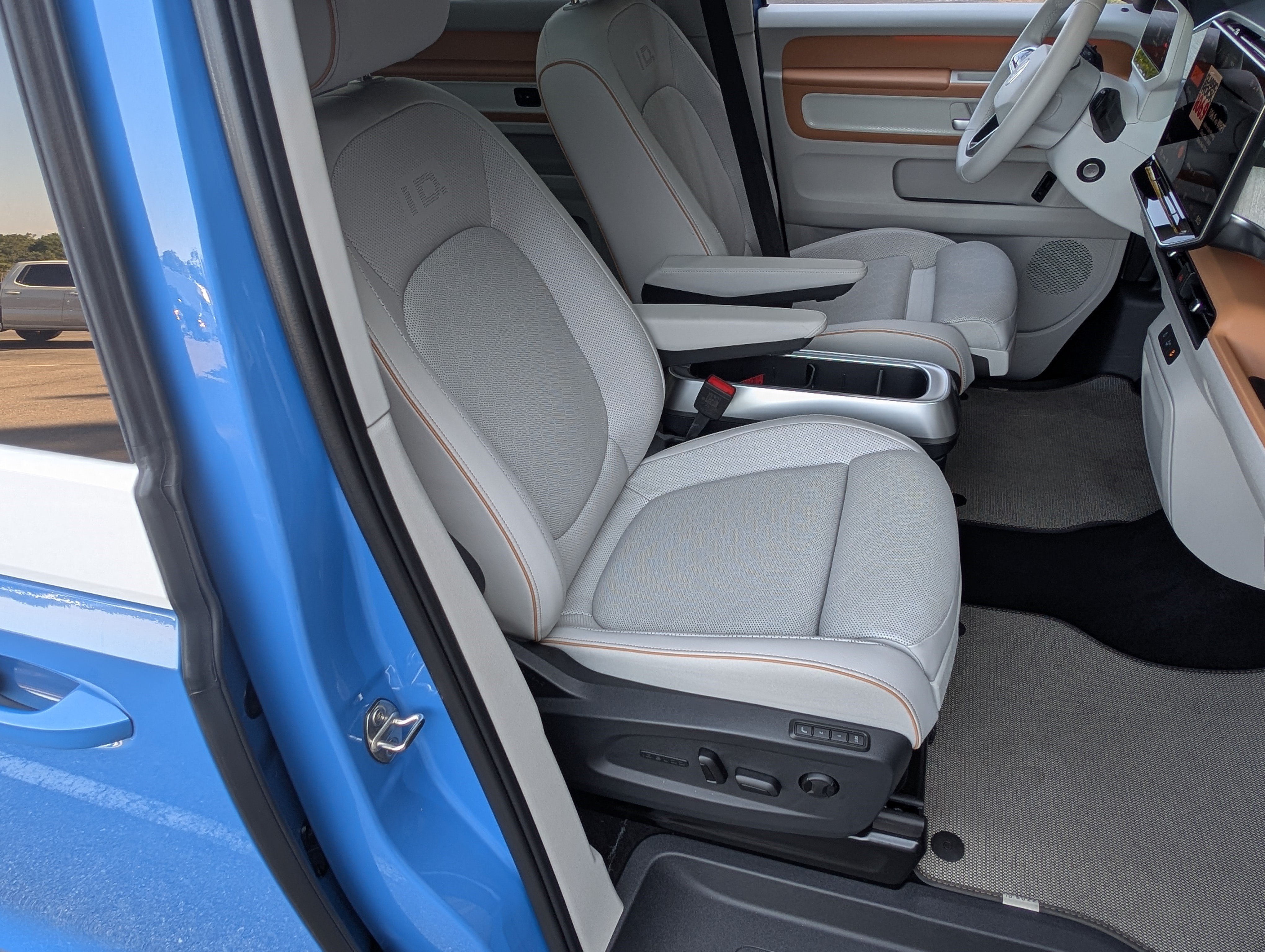 Used 2025 Volkswagen ID. Buzz 1st Edition RWD image 22