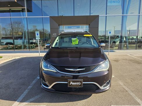 Used 2018 Chrysler Pacifica Limited w/ Tire & Wheel Group FWD image 8