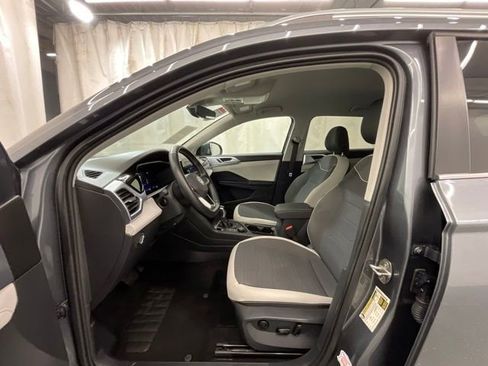 Used 2025 Volkswagen Taos SE AWD/4WD image 10