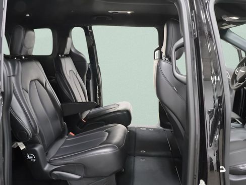 Used 2025 Chrysler Pacifica Select image 29