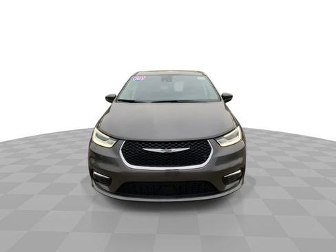 Used 2023 Chrysler Pacifica Touring-L FWD image 5