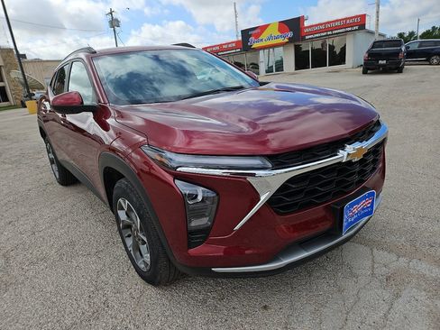 Used 2025 Chevrolet Trax LT FWD image 2