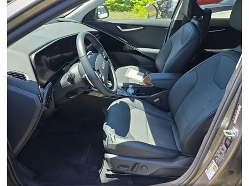Used 2024 Kia Niro Wind w/ Wind Preserve Package FWD image 5