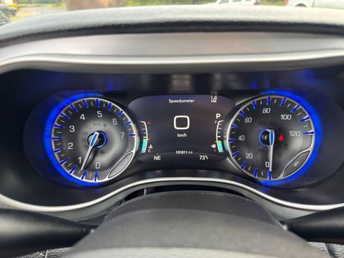 Used 2023 Chrysler Pacifica Touring FWD image 36