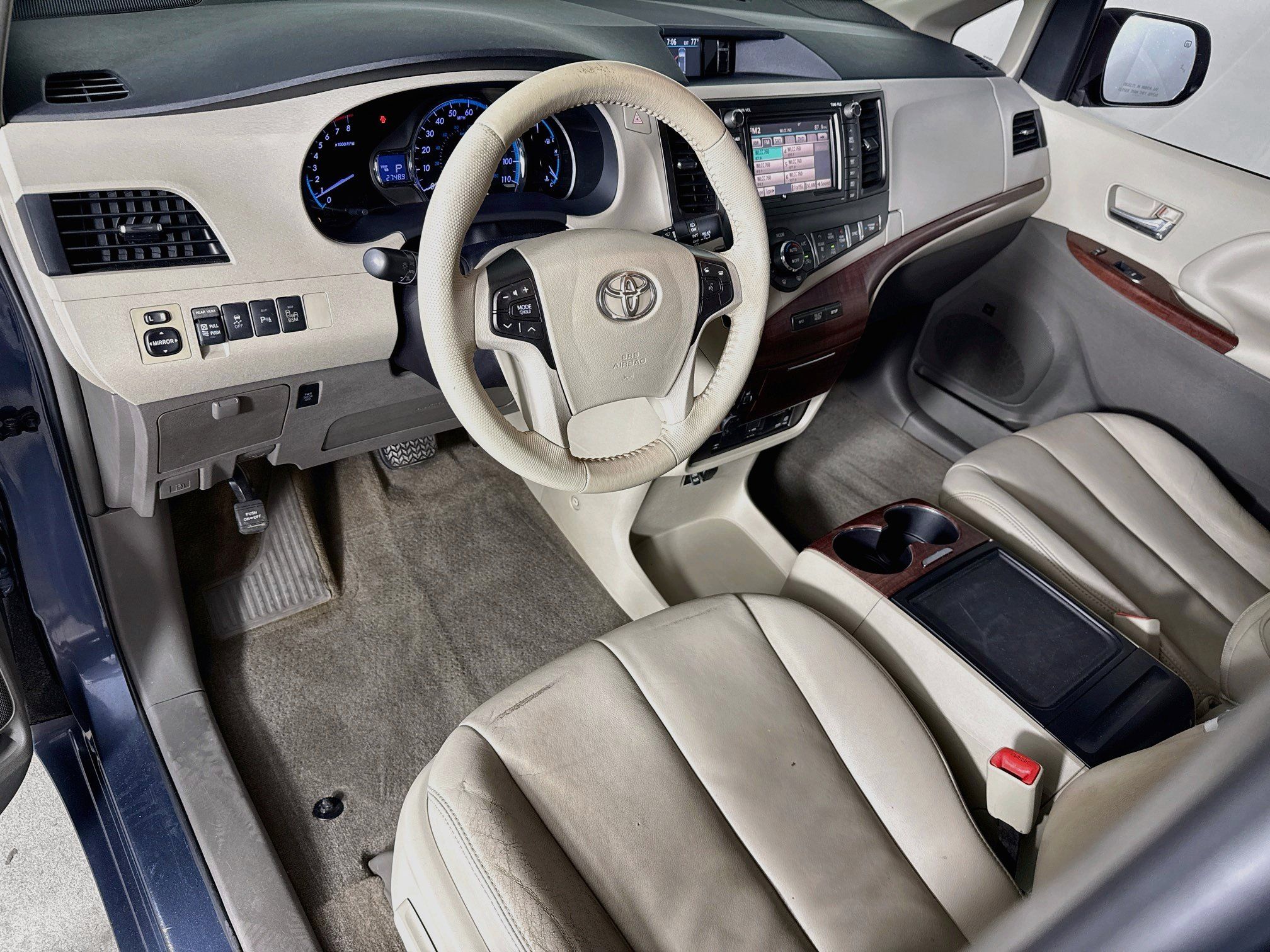 Used 2014 Toyota Sienna XLE w/ XLE Premium Package FWD image 8