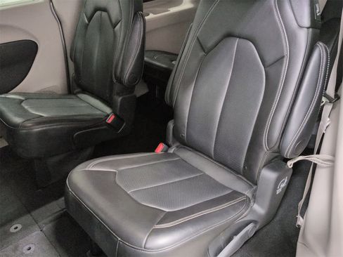 Certified 2024 Chrysler Pacifica Touring-L image 20