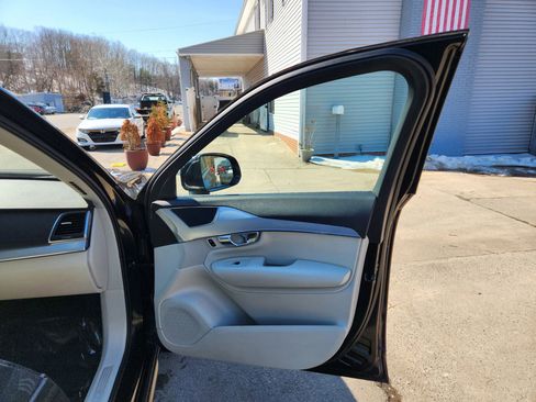 Used 2017 Volvo XC90 T5 Momentum w/ Vision Package image 17