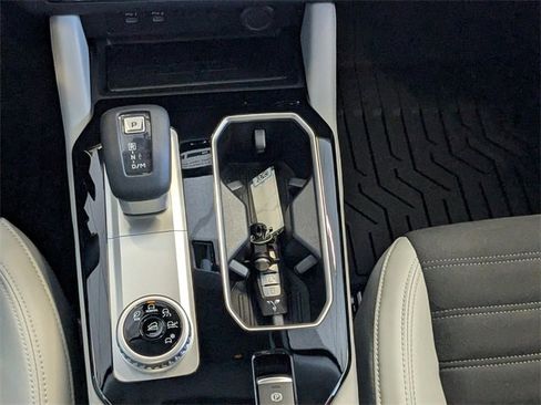 New 2025 Mitsubishi Outlander SE image 17