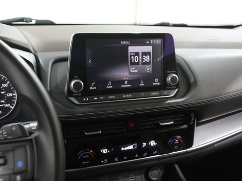 Used 2021 Nissan Rogue SV image 9