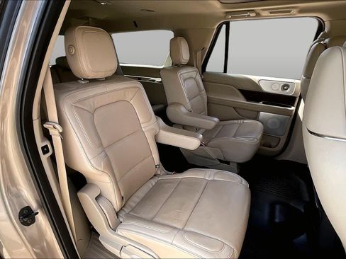Used 2018 Lincoln Navigator L Reserve w/ Technology Package AWD/4WD image 19