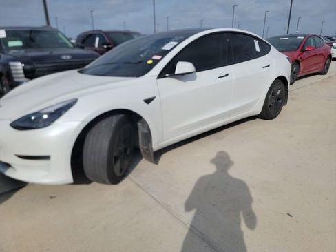 Used 2022 Tesla Model 3 Standard Range image 1