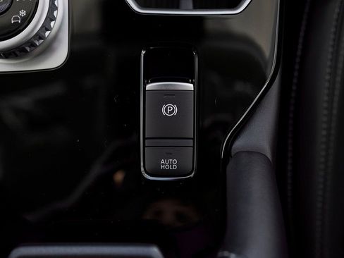 Used 2025 Mitsubishi Outlander SE image 42