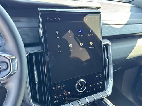 New 2025 GMC Acadia Elevation image 18