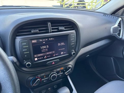 Used 2025 Kia Soul LX w/ LX Technology Package FWD image 17