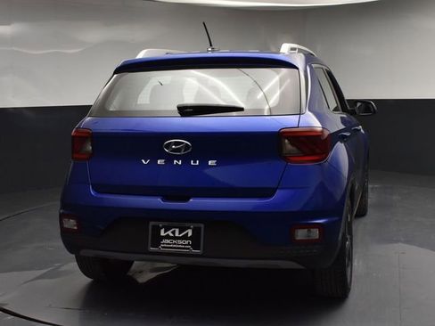 Used 2023 Hyundai Venue SEL FWD image 7