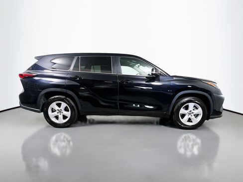 Used 2024 Toyota Highlander LE image 3