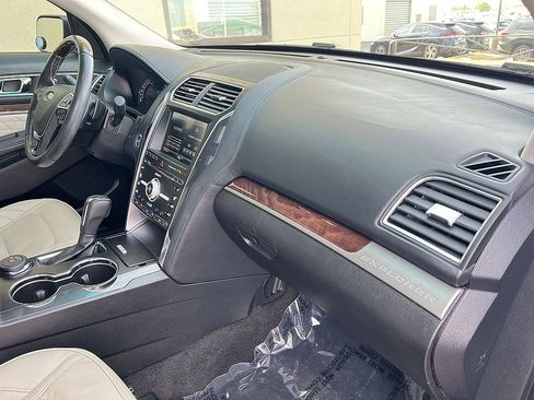 Used 2016 Ford Explorer Platinum image 29