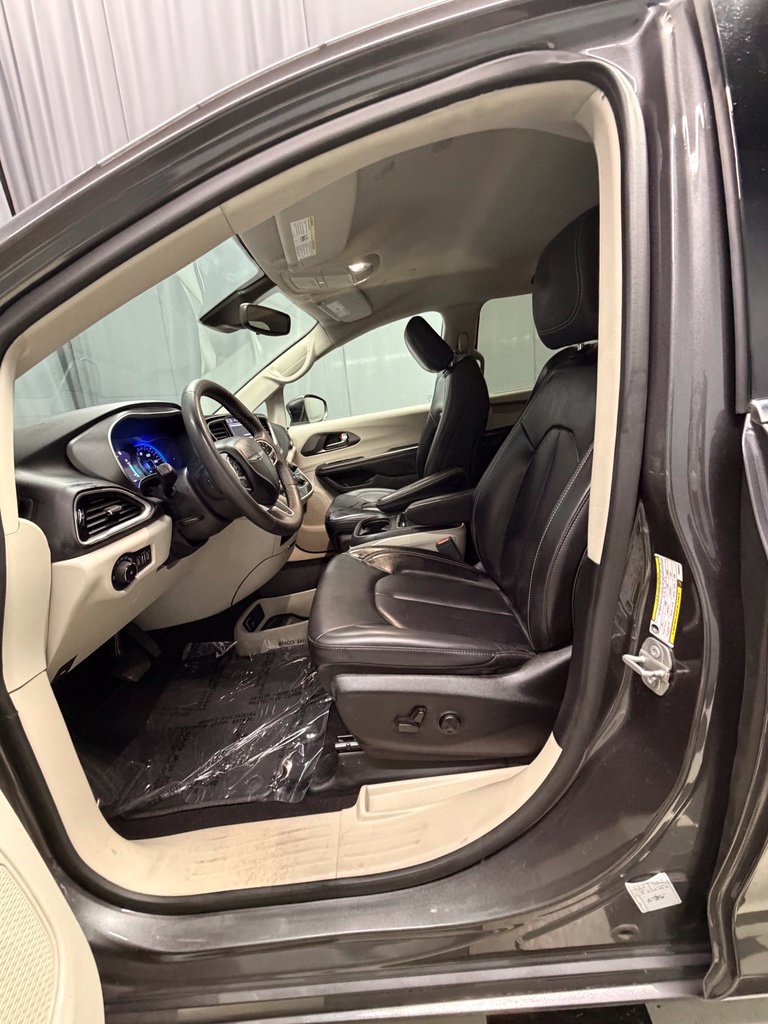 Used 2023 Chrysler Pacifica Touring-L FWD image 16