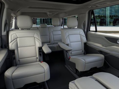 New 2025 Lincoln Navigator L Reserve image 11