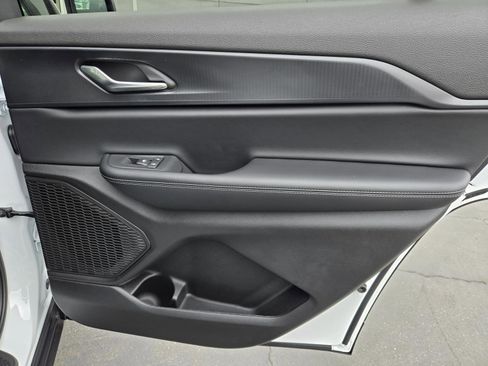 New 2025 Jeep Grand Cherokee L Laredo image 31