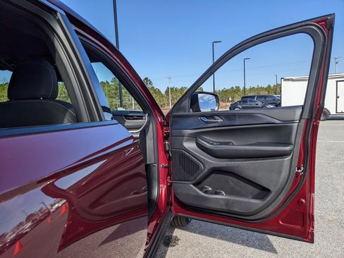 New 2025 Jeep Grand Cherokee L Laredo image 57