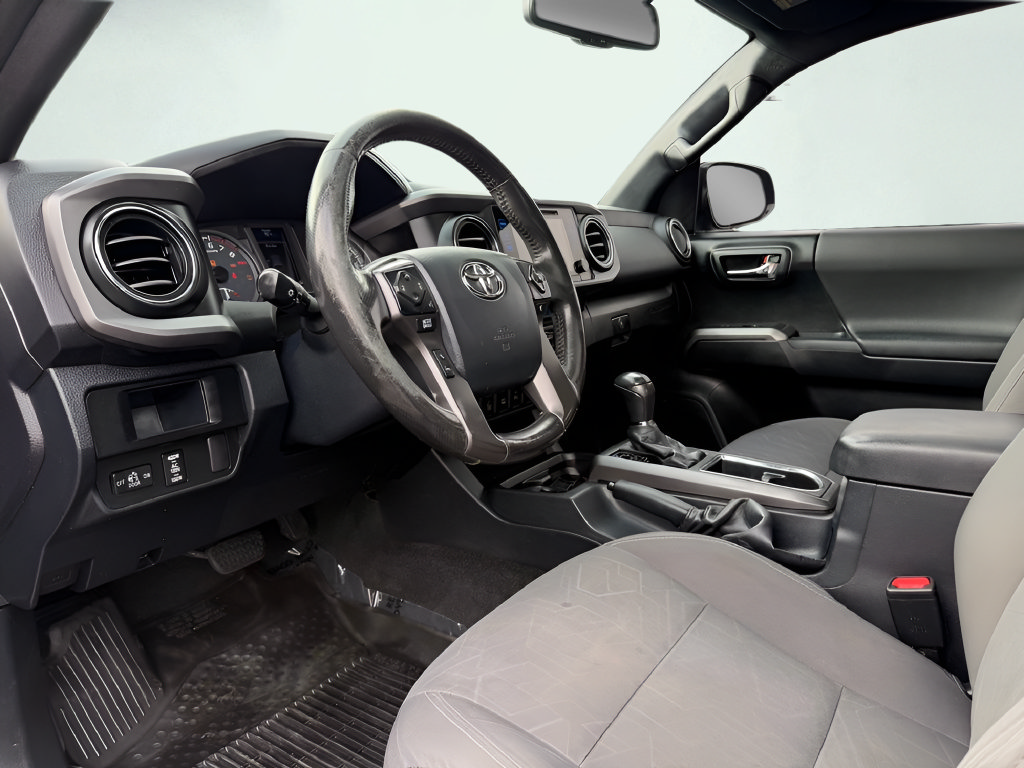 Used 2016 Toyota Tacoma TRD Off-Road AWD/4WD image 2