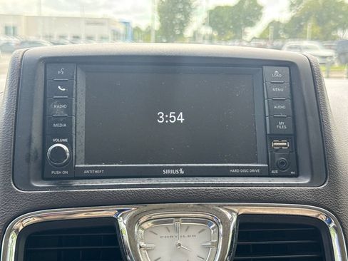 Used 2013 Chrysler Town & Country Touring FWD image 25