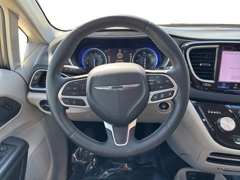 Used 2023 Chrysler Pacifica Touring-L FWD image 15