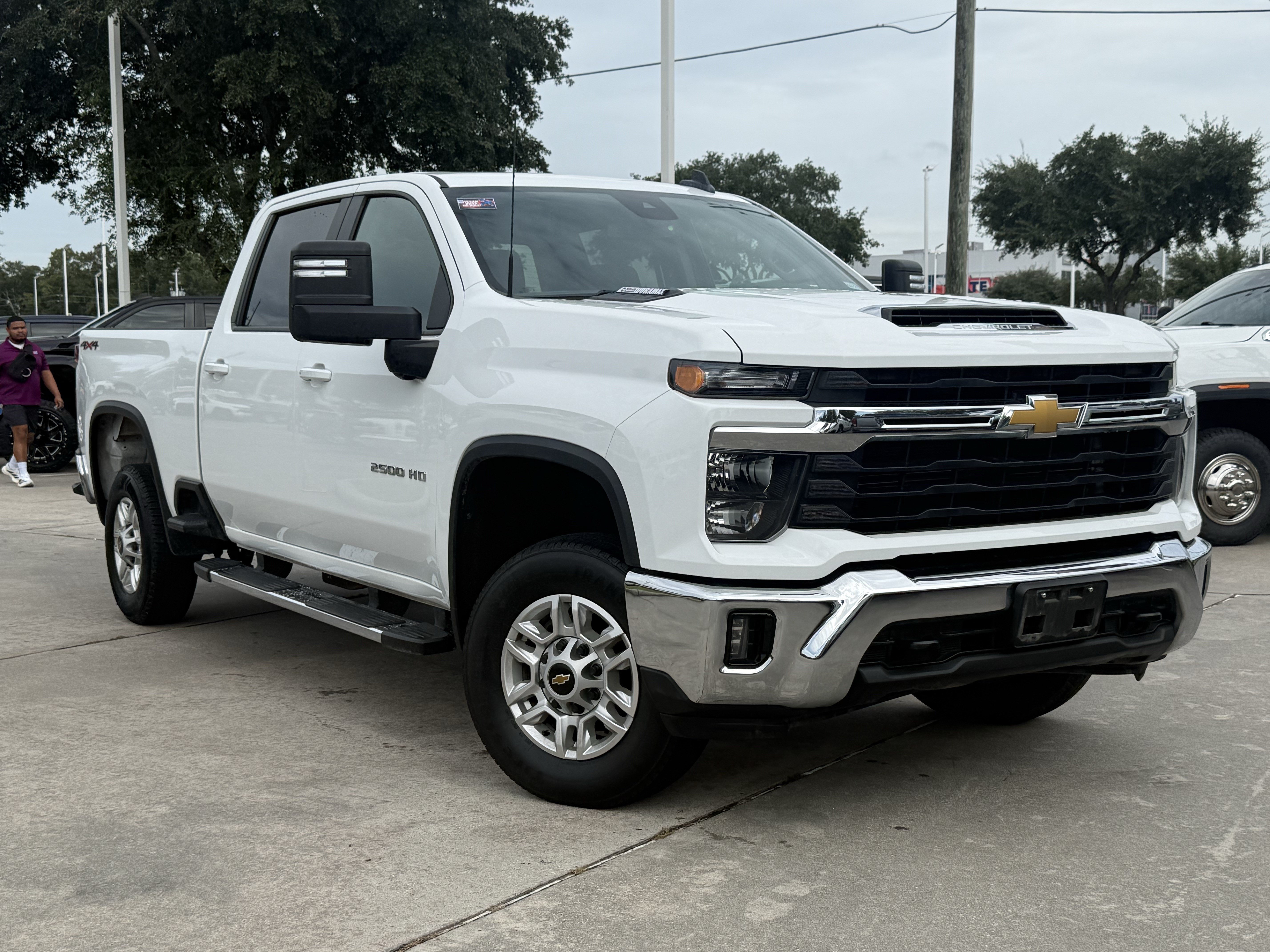 Used 2025 Chevrolet Silverado 2500 LT w/ Convenience Package AWD/4WD image 2