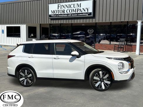 Used 2025 Mitsubishi Outlander SE image 1