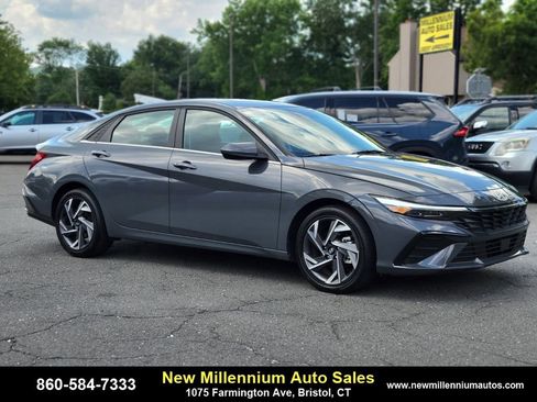 Used 2025 Hyundai Elantra SEL image 7