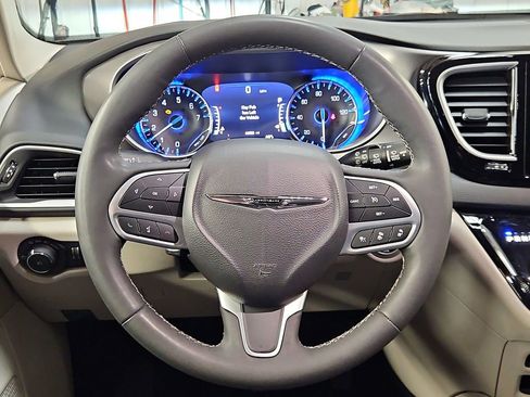 Used 2023 Chrysler Pacifica Touring-L FWD image 20