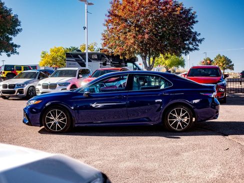 Used 2024 Toyota Camry SE image 4