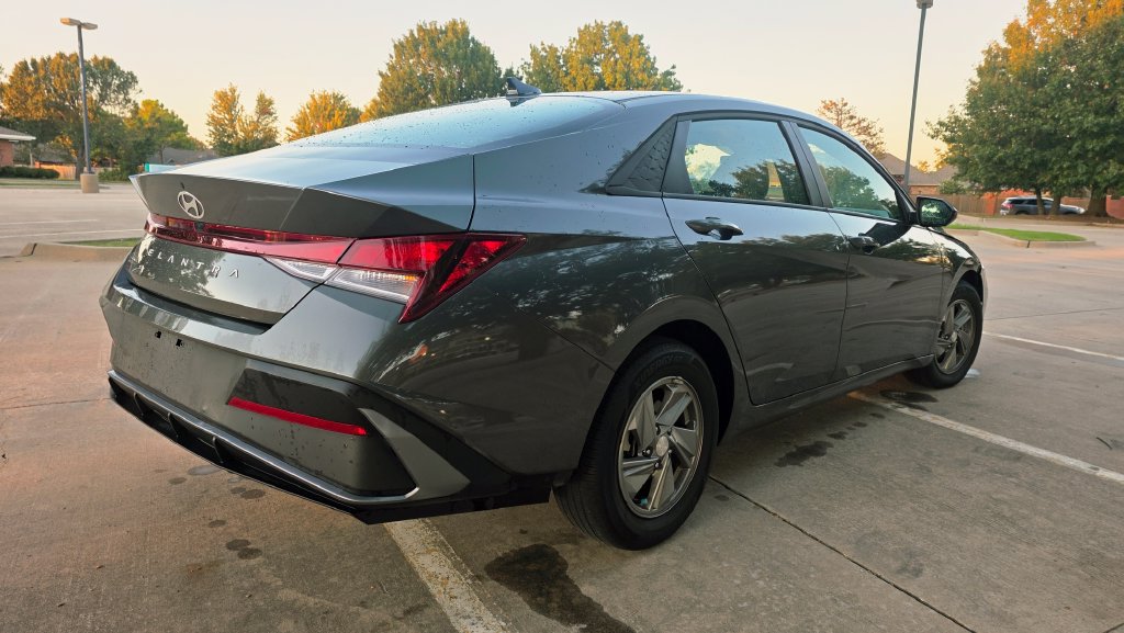 Certified 2025 Hyundai Elantra SE FWD image 10