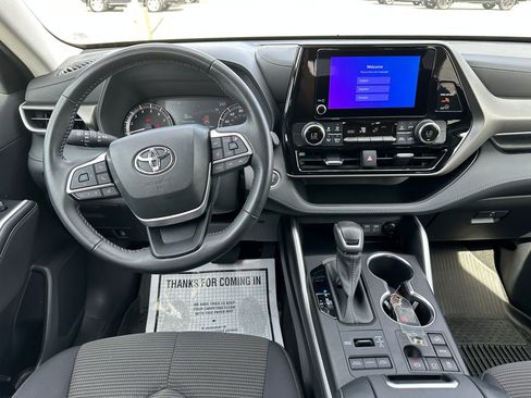Used 2023 Toyota Highlander LE AWD/4WD image 16