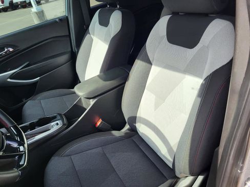 Used 2025 Chevrolet Trax RS w/ Sunroof Package image 15