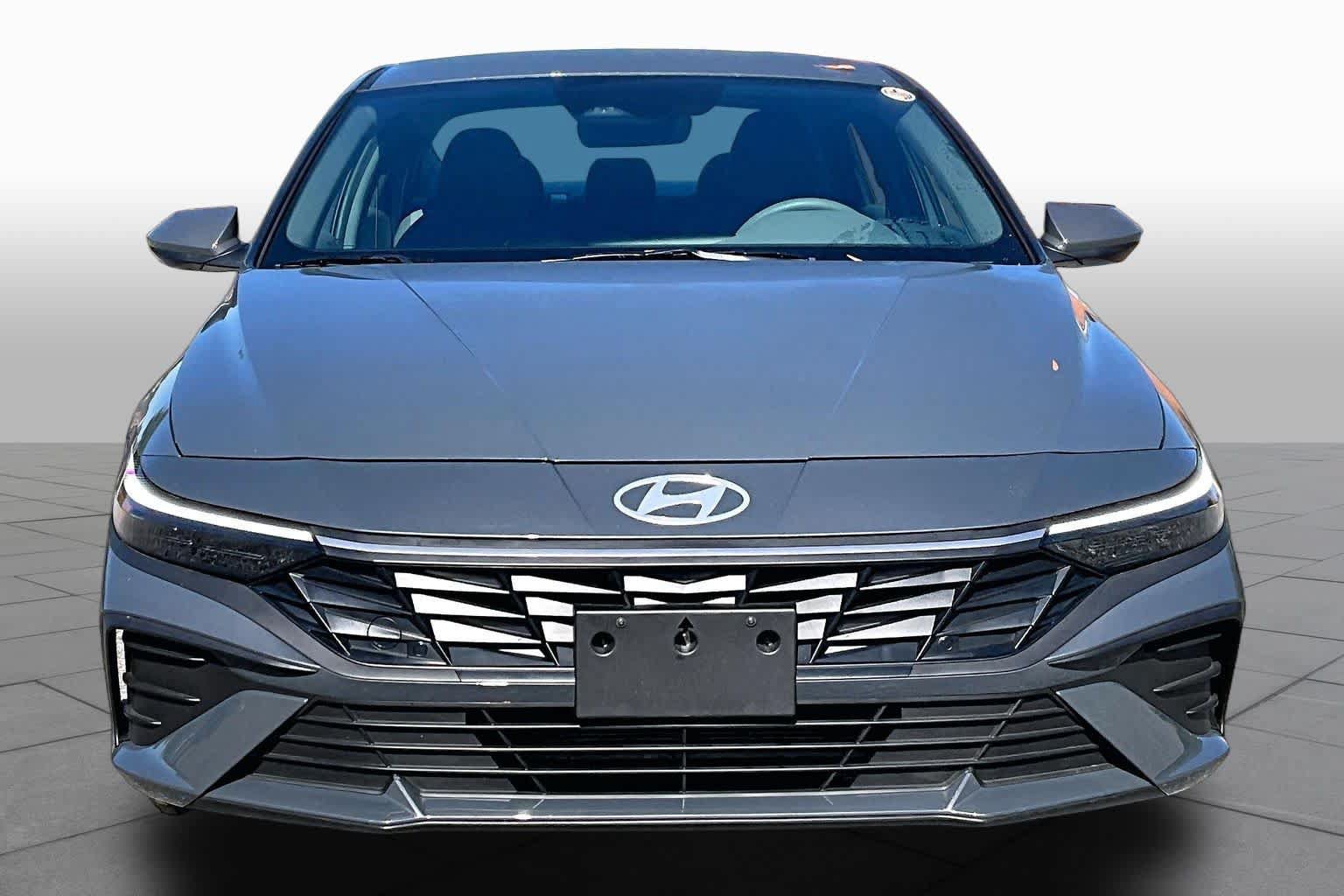 Used 2026 Hyundai Elantra SE FWD image 4