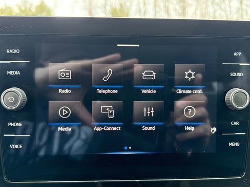 Certified 2025 Volkswagen Taos SE w/ Panoramic Sunroof Package image 18