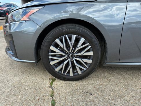 Used 2025 Nissan Altima 2.5 SV FWD image 24