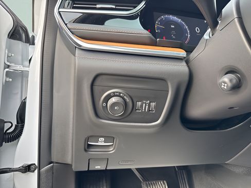 Used 2024 Jeep Grand Cherokee Summit AWD/4WD image 9