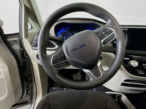 Used 2017 Chrysler Pacifica Touring image 12