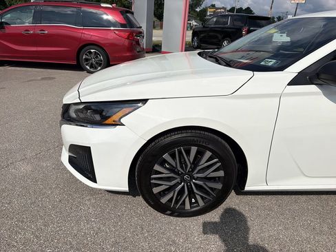 Used 2025 Nissan Altima 2.5 SV FWD image 9