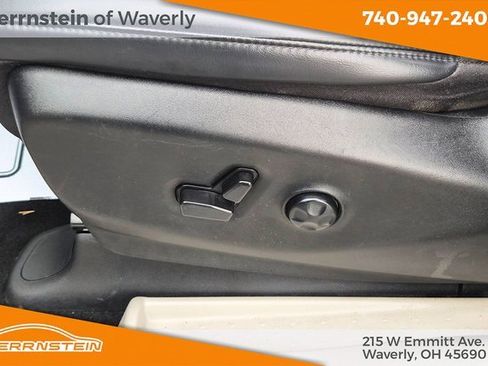 Used 2023 Chrysler Pacifica Touring-L image 23