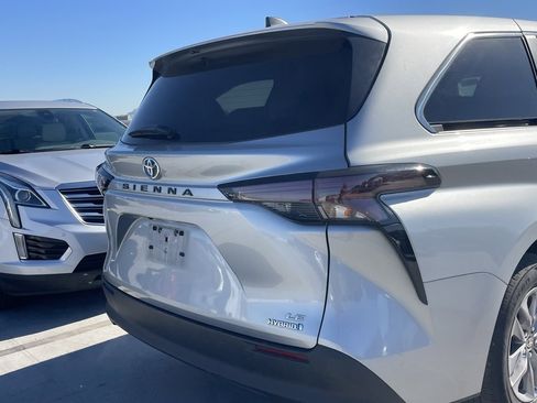 Used 2024 Toyota Sienna LE image 4
