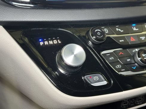 Used 2023 Chrysler Pacifica Touring-L FWD image 34