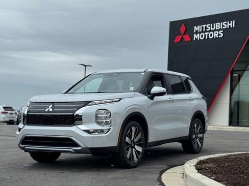 New 2025 Mitsubishi Outlander SE image 6