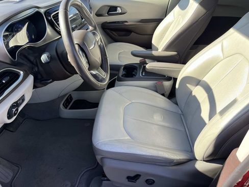 Used 2018 Chrysler Pacifica Touring-L Plus image 11