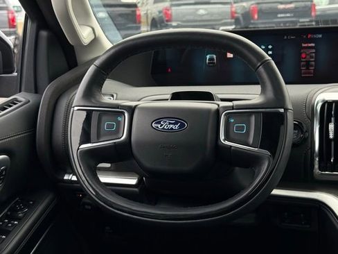 Used 2025 Ford Expedition Platinum image 9