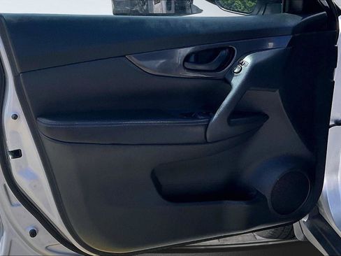 Used 2020 Nissan Rogue S FWD image 23