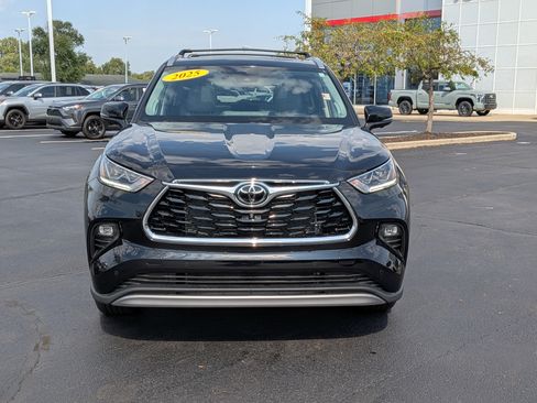 Certified 2025 Toyota Highlander Platinum AWD/4WD image 2